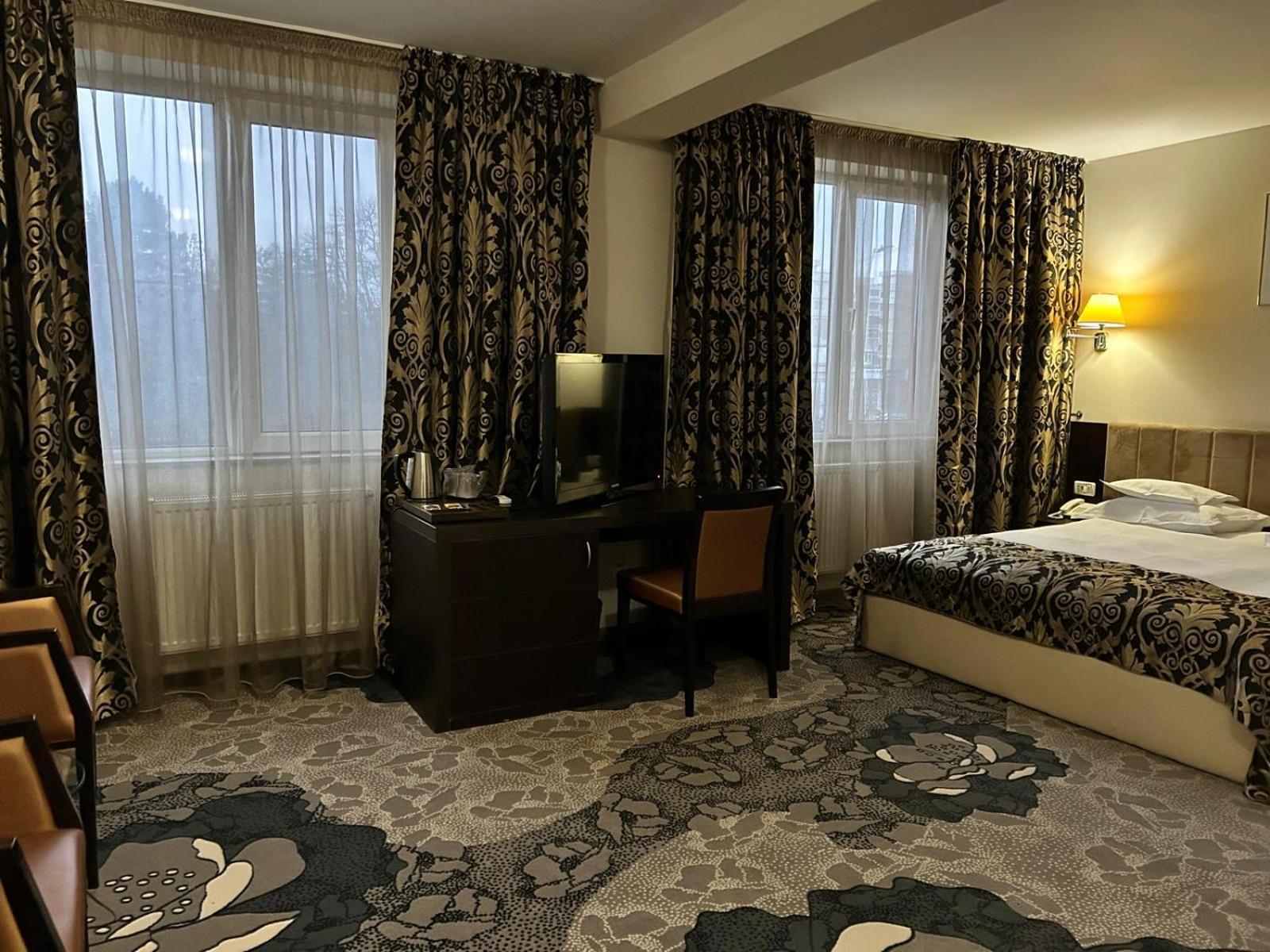 Hotel Bistrita Бакэу Экстерьер фото