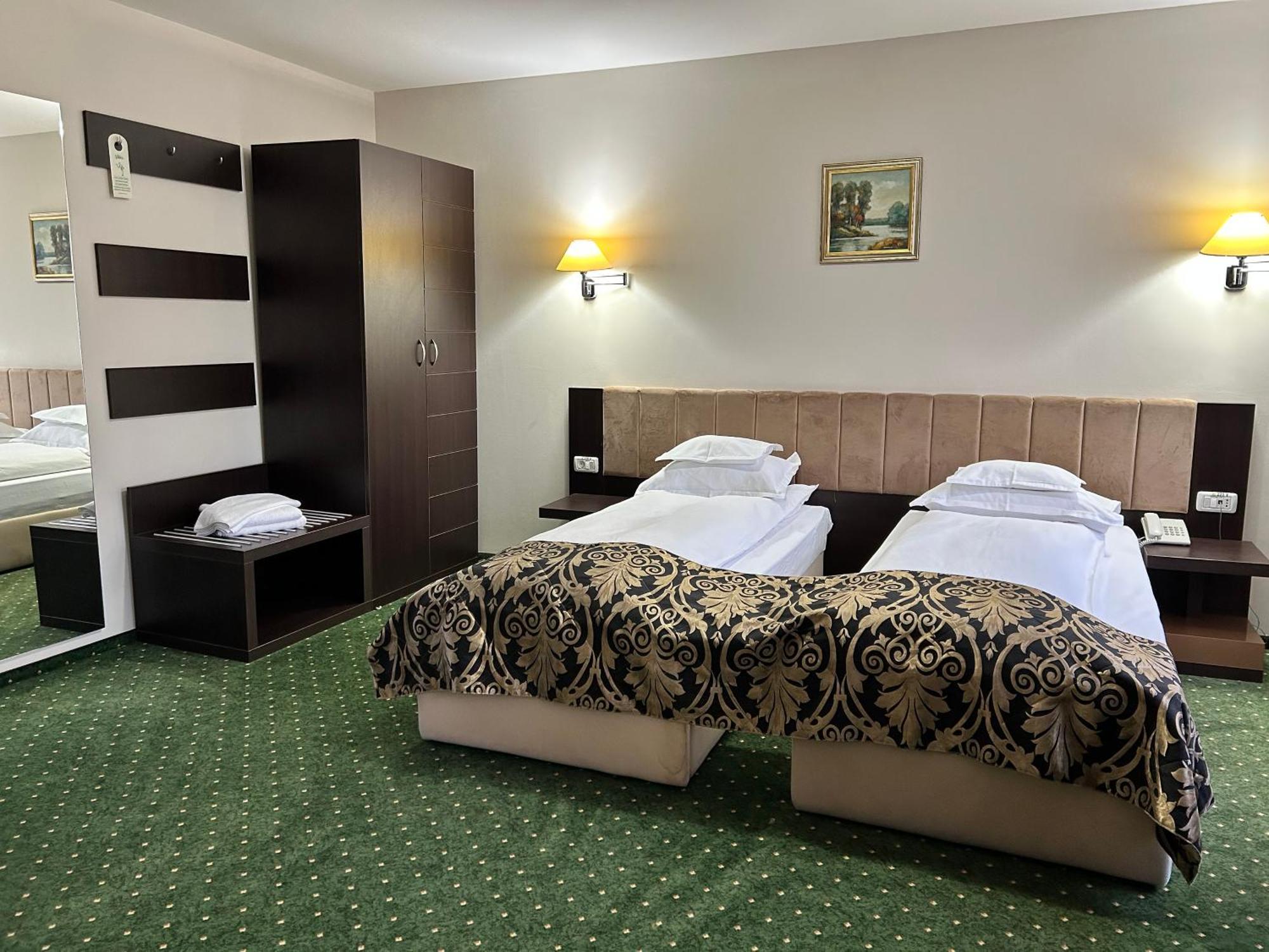 Hotel Bistrita Бакэу Экстерьер фото